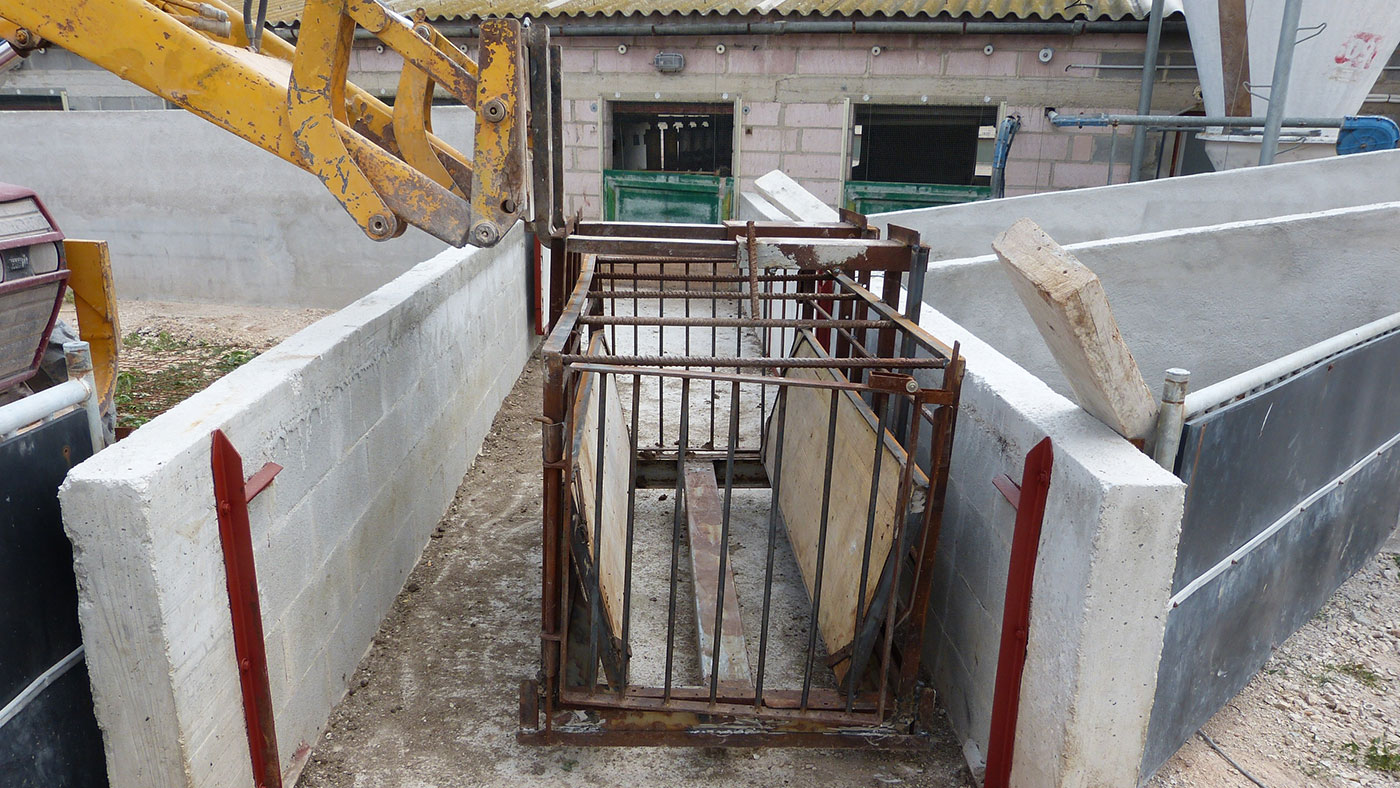 <p>Photo 1: Chute designed to be lifted by the front&nbsp;lift of the tractor.</p>
